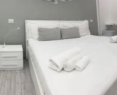 Konukevi One Hundred Roma